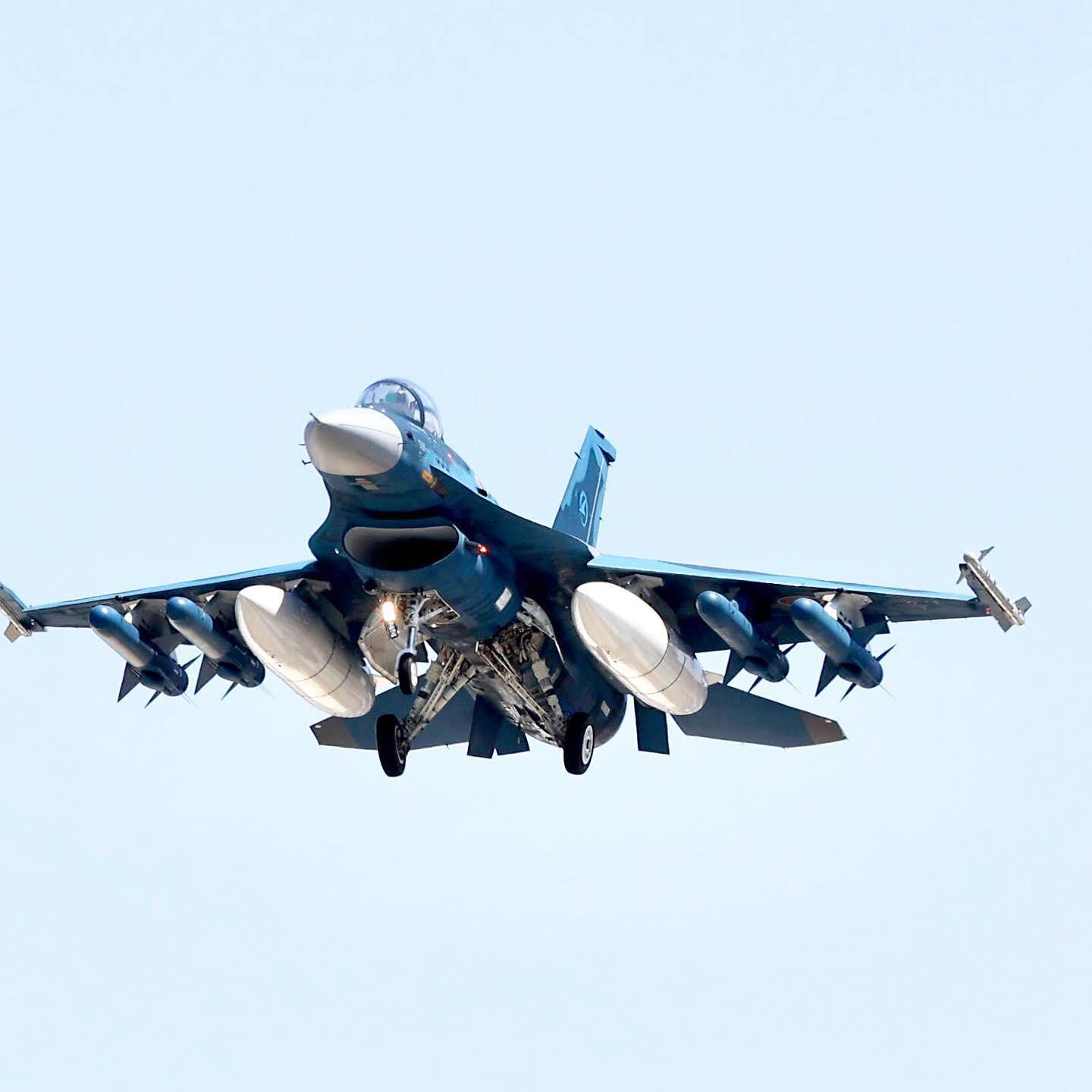 钓鱼岛上空演练偷袭中国航母，日本自卫队传来噩耗：F-2战机坠海