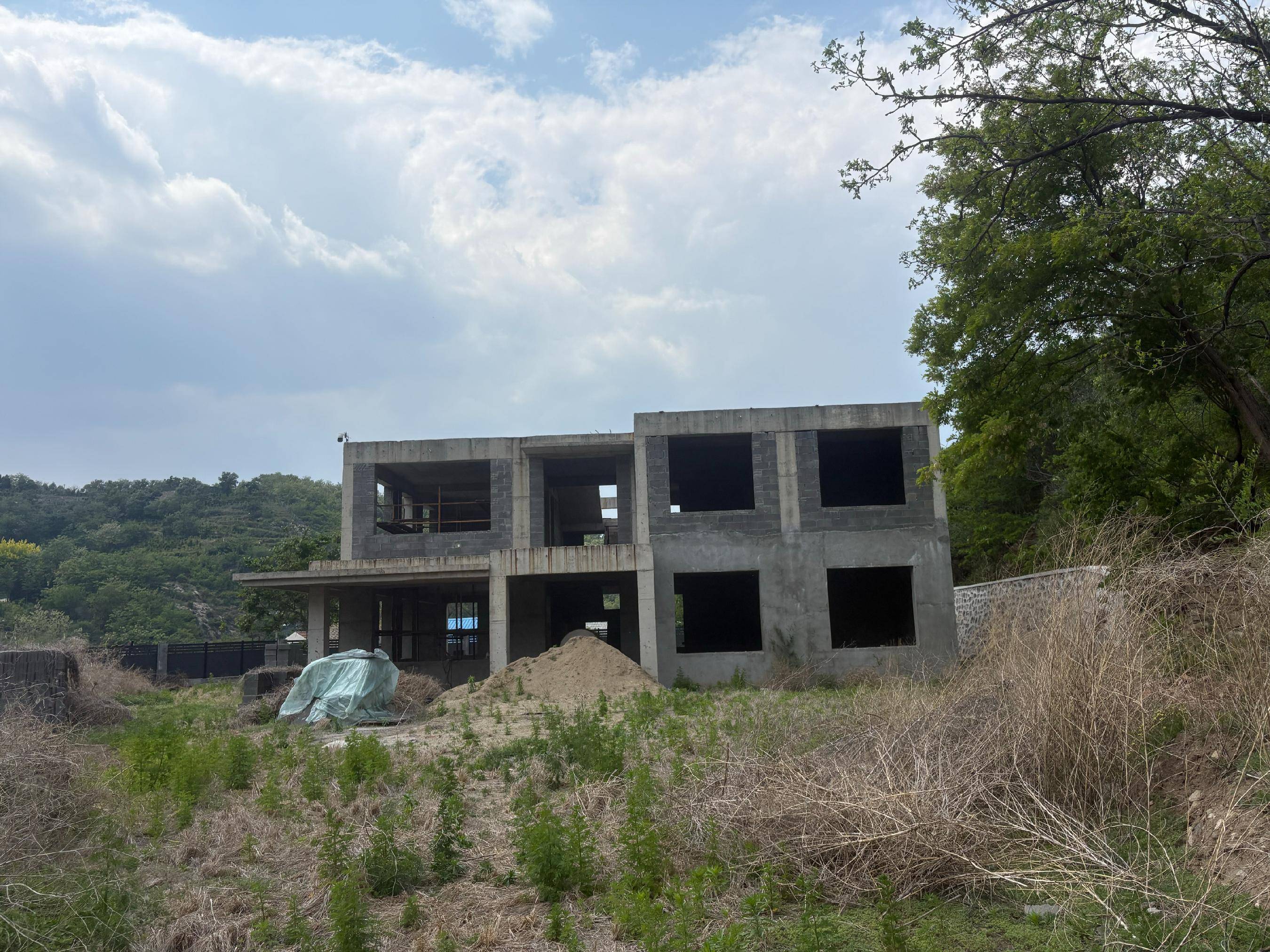 大连一宅基地翻建缘何成违建,六年诉讼未了