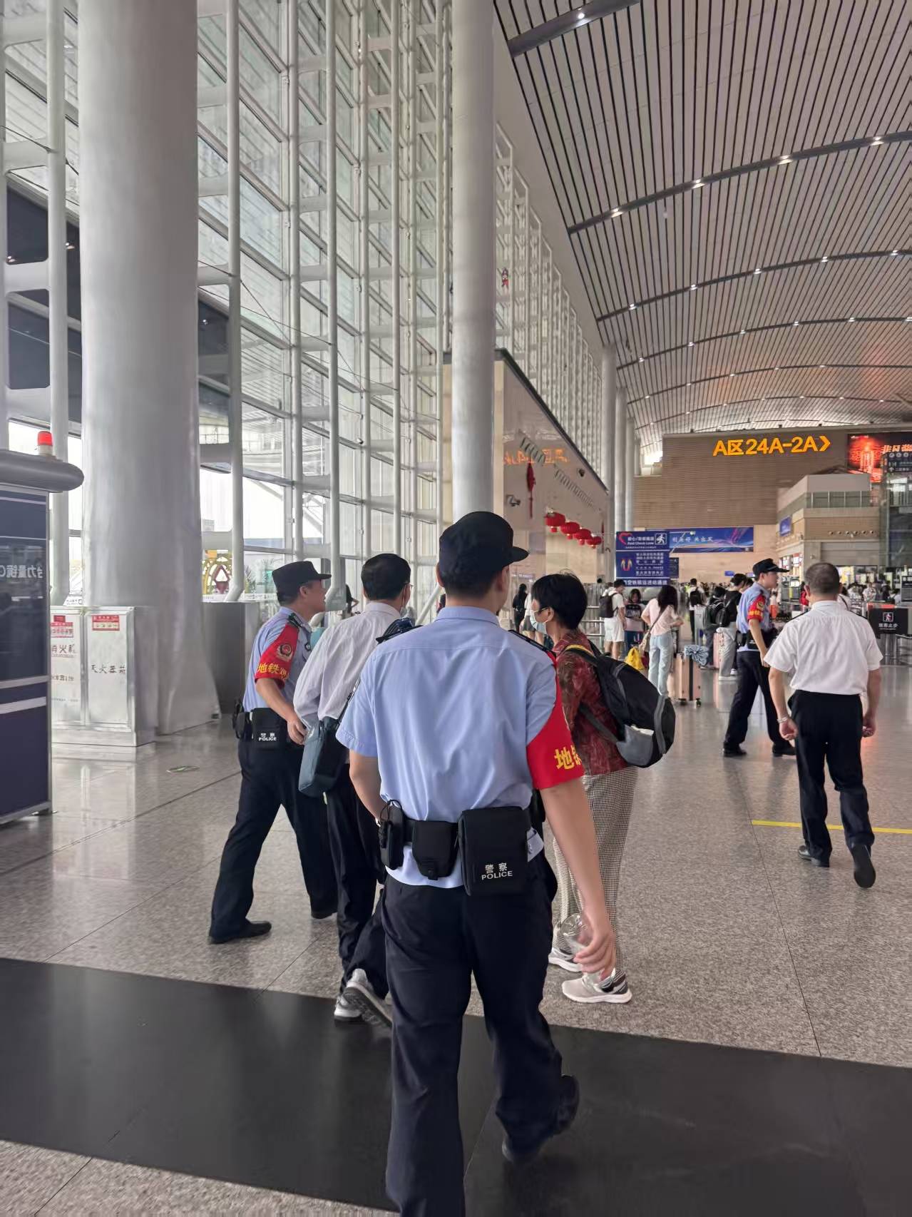 离高铁发车仅剩半小时！长沙民警接到一对海南老年夫妻求助，一路护送其顺利进站