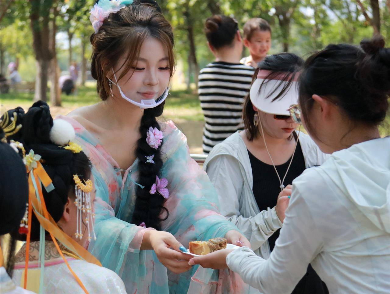 重388斤！500人排队挑战超级大月饼