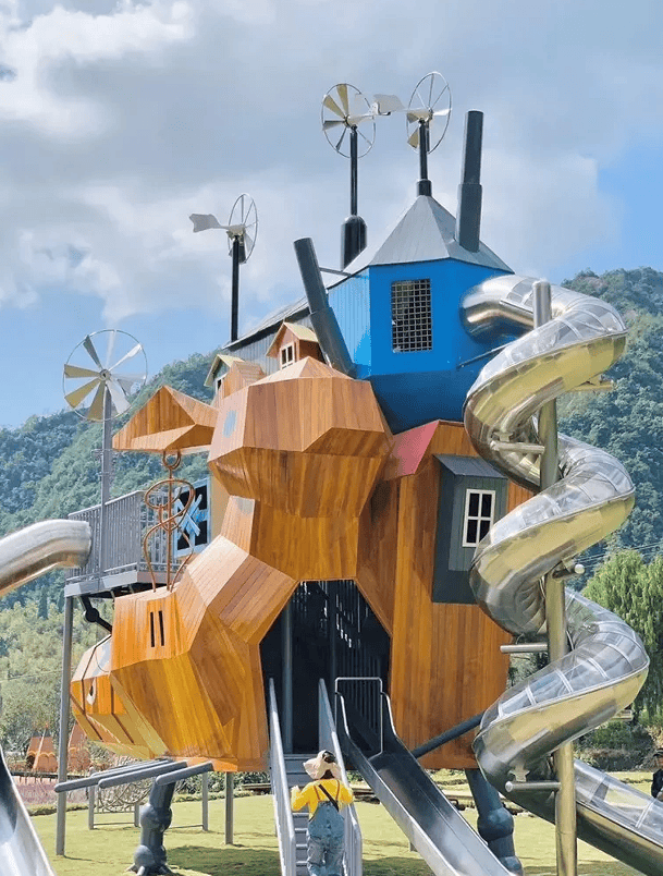 “人体蜈蚣、三面女孩”等被指观感不适,景区:向公众致歉,已拆除