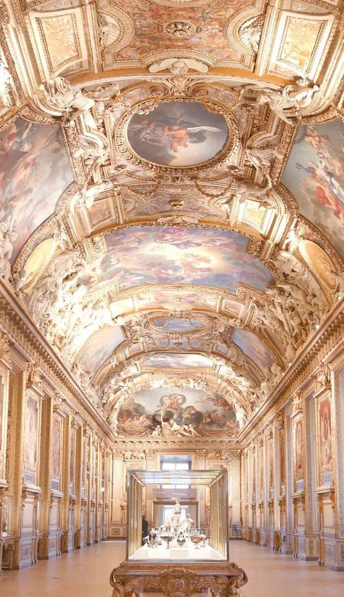 法国卢浮宫多件藏品被盗最新消息:一件文物在博物馆外被发现时已损毁,疑为欧仁妮皇后的皇冠