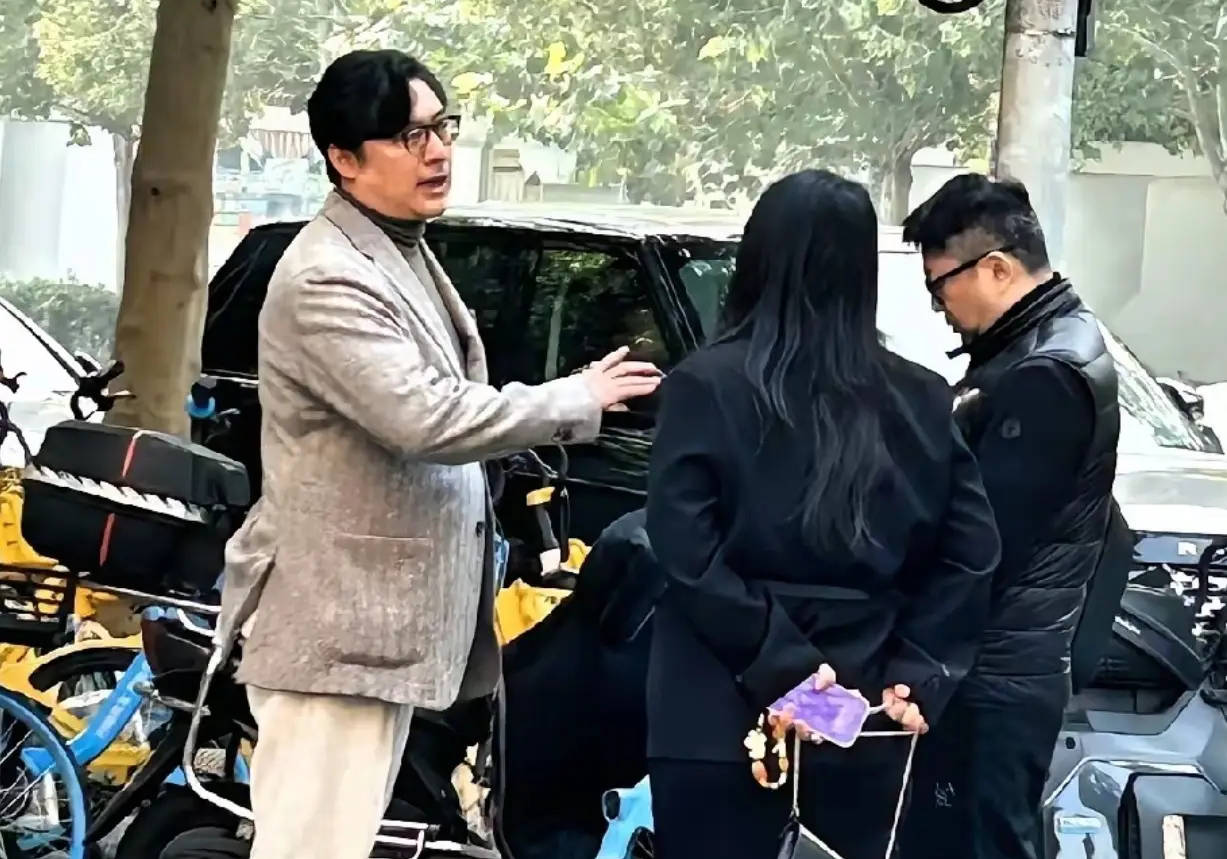 李湘王岳伦现身北京街头被偶遇！二人悠闲聊天离婚后依旧相处融洽